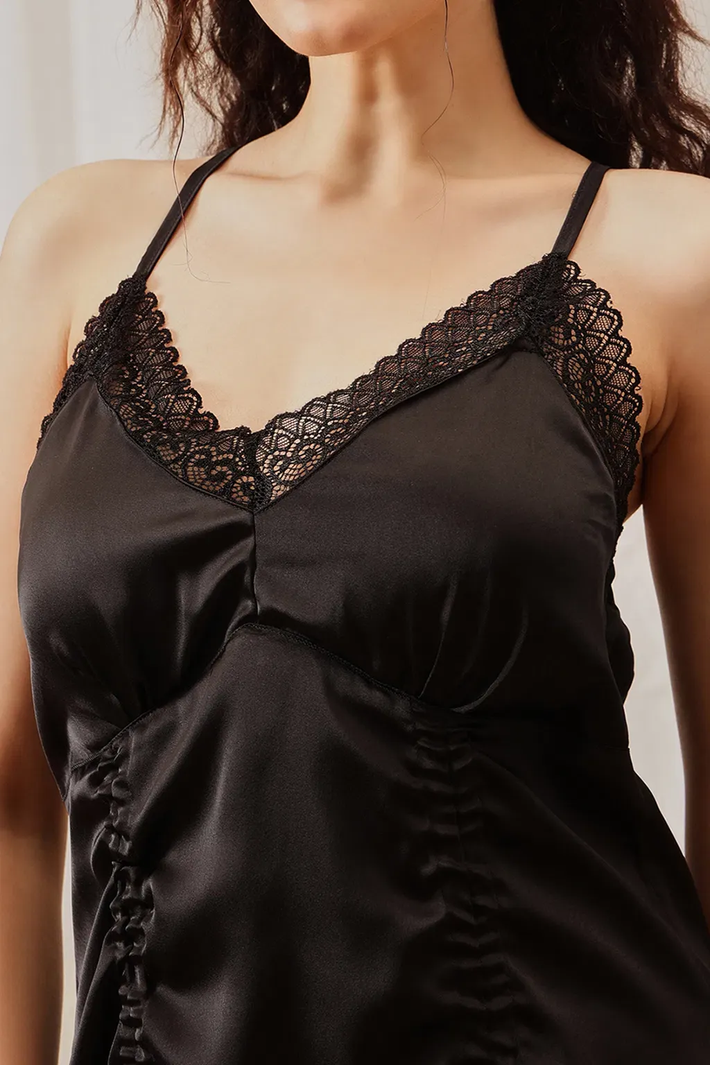Chic Padded Short Nighty & Robe Set in Black - Satin image 2