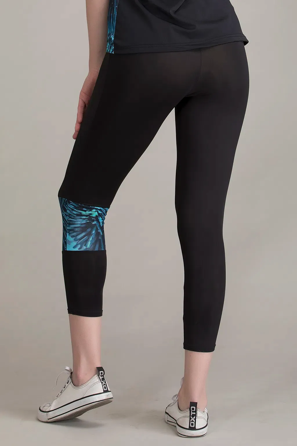 Snug-Fit High-Rise Active Capri Tights in Black with Printed Panel image 2