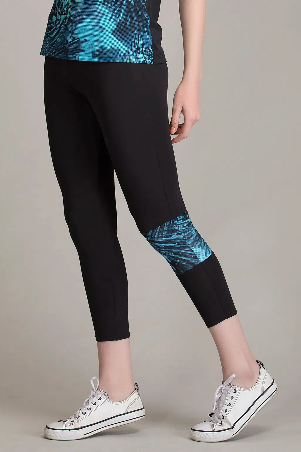 Snug-Fit High-Rise Active Capri Tights in Black with Printed Panel image 3