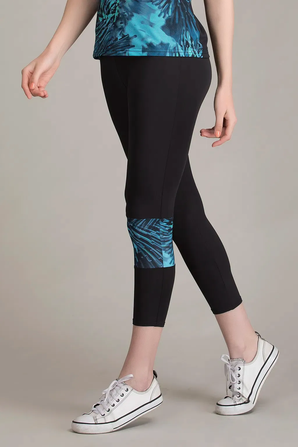 Snug-Fit High-Rise Active Capri Tights in Black with Printed Panel image 4